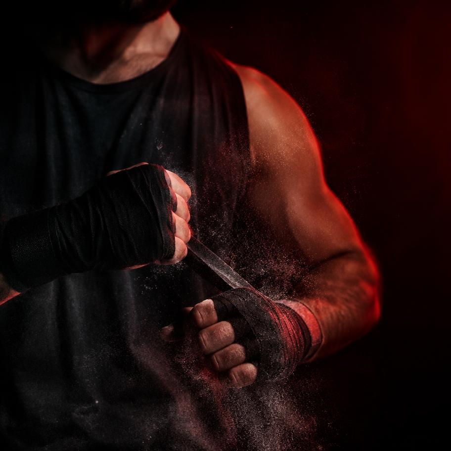 Bandes de boxe enroulées autour des mains (photo d'illustration)